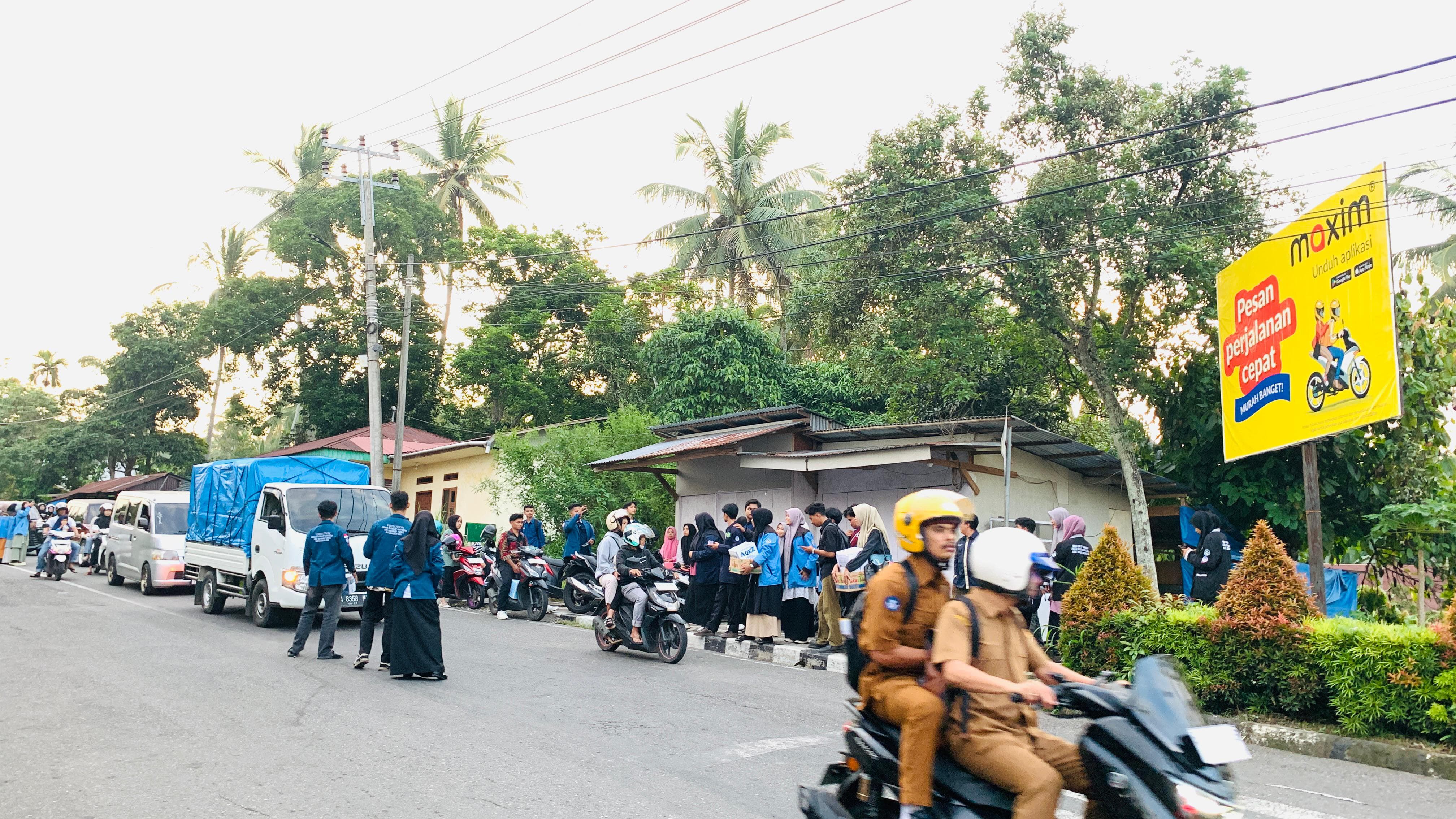 Seluruh anggota Dewan Eksekutif Mahasiswa UIN Mahmud Yunus Batusangkar galang bantuan dana. (chandra antoni)